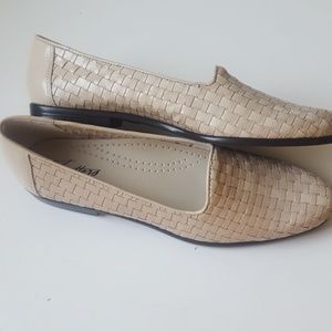 Vintage Beige Woven Trotters Loafers